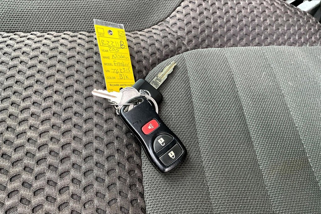 Used 2015 Nissan Frontier SV image 10