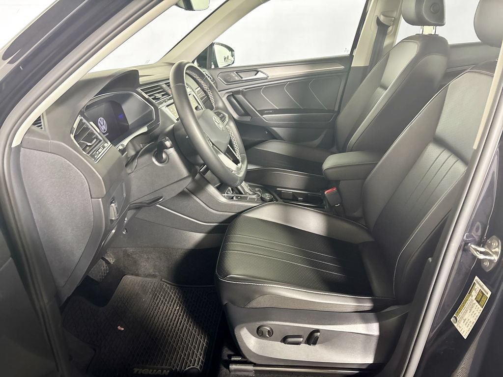 Certified 2022 Volkswagen Tiguan SE w/ Panoramic Sunroof Package AWD/4WD image 12