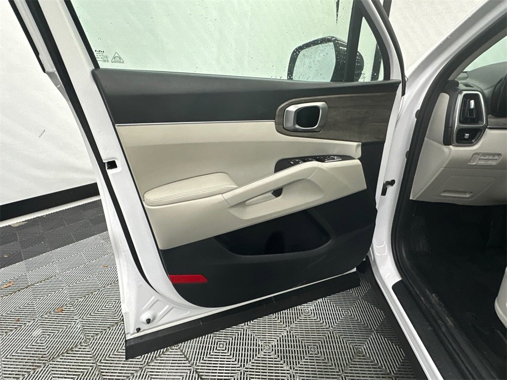 Used 2022 Kia Sorento EX w/ Panoramic Sunroof Package image 11