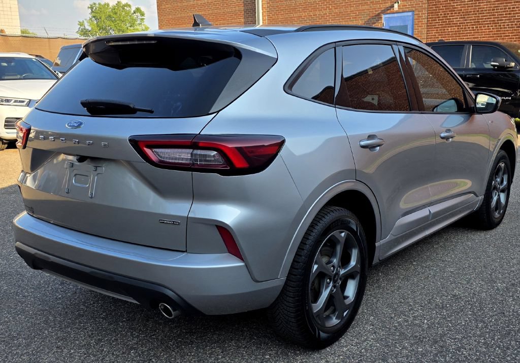 Used 2023 Ford Escape ST-Line Select AWD/4WD image 2