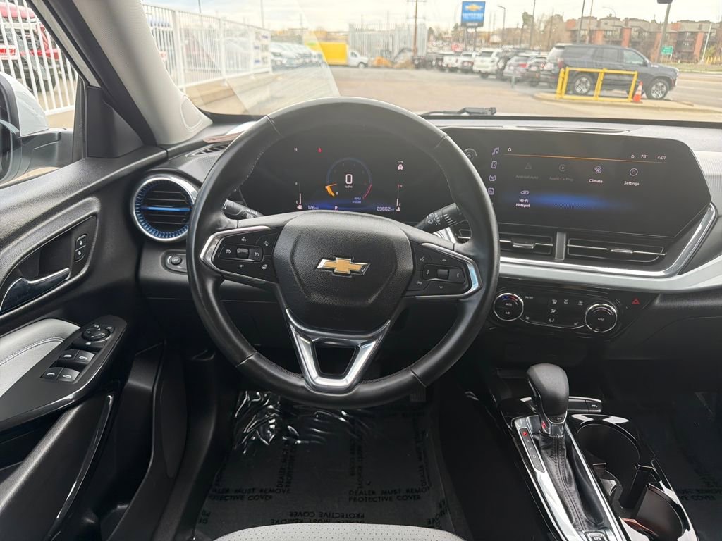 Used 2024 Chevrolet Trax LT w/ Sunroof Package image 13