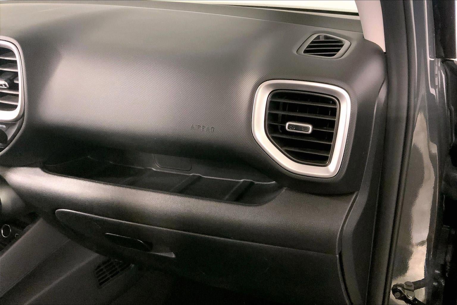 Used 2025 Hyundai Venue SEL FWD image 16