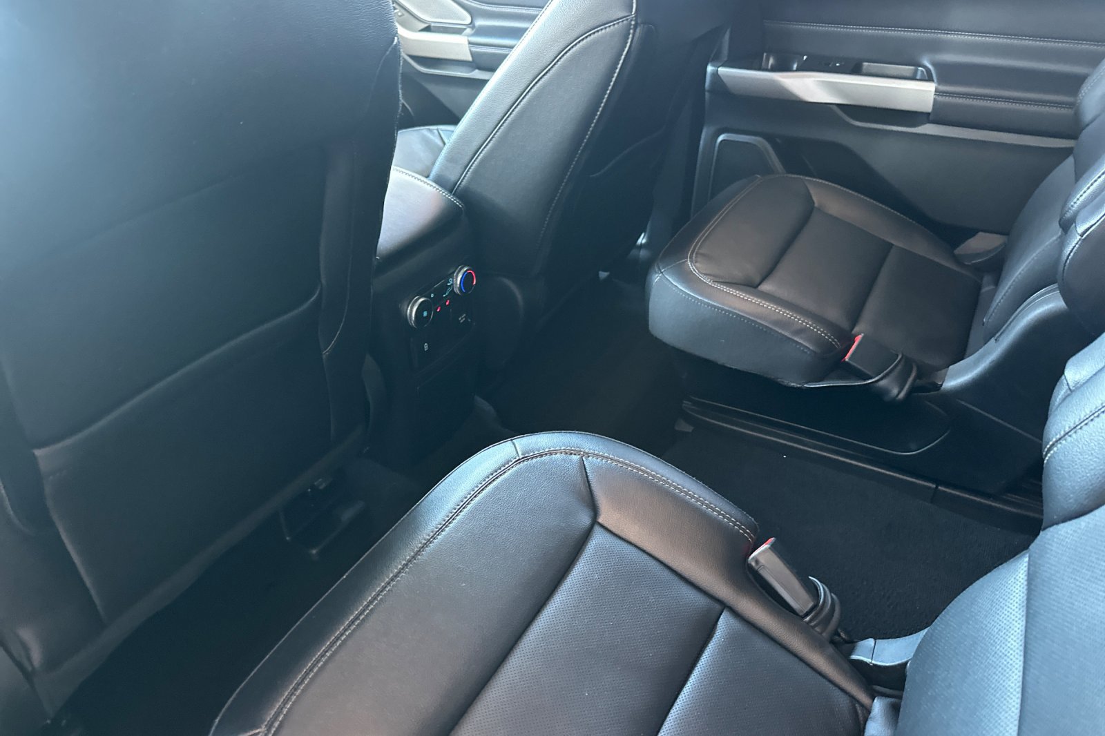 Used 2023 Ford Explorer Limited w/ Limited Technology Package RWD image 14