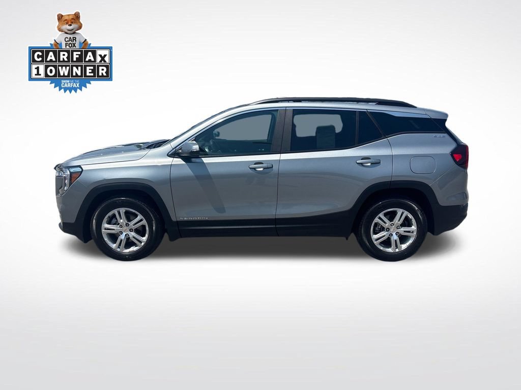 Used 2024 GMC Terrain SLE w/ Driver Convenience Package FWD image 2