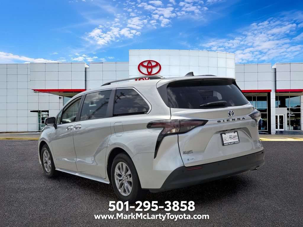Used 2025 Toyota Sienna XLE FWD image 3