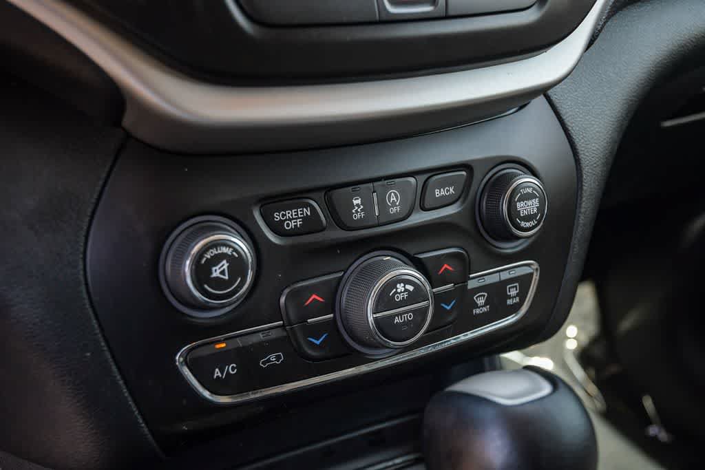 Used 2016 Jeep Cherokee Latitude w/ Comfort/Convenience Group FWD image 20