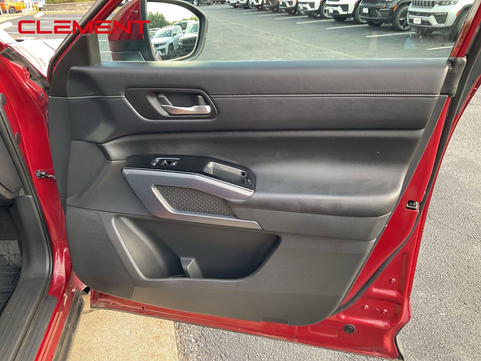 Used 2024 Nissan Pathfinder SL FWD image 43