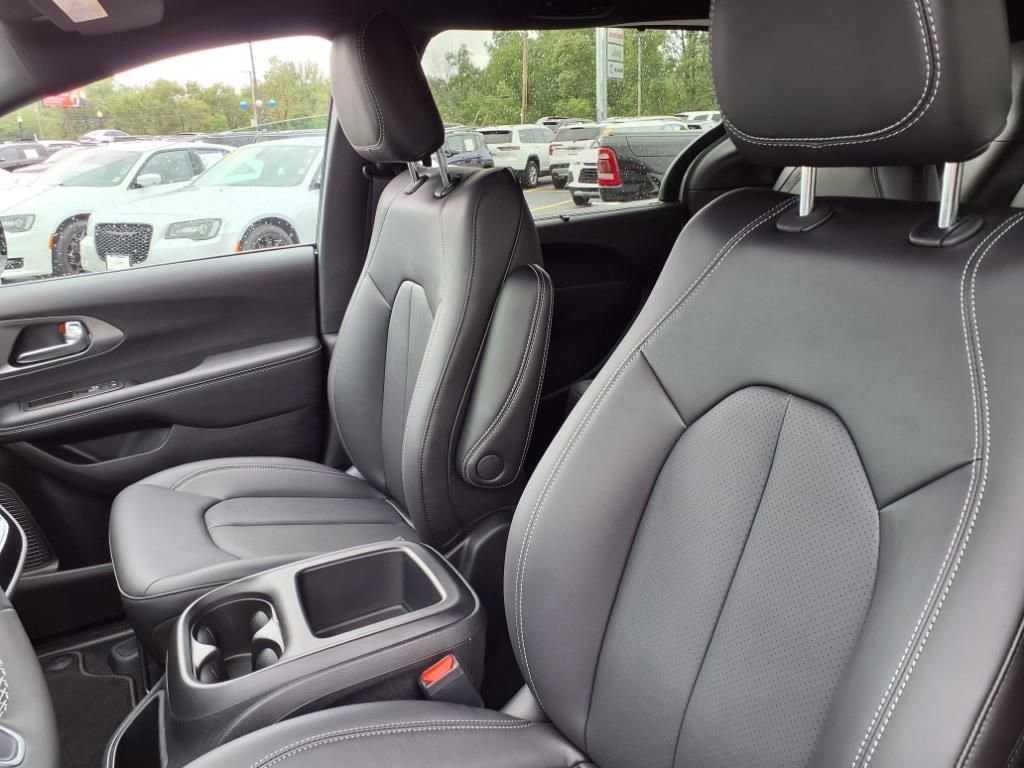 New 2026 Chrysler Pacifica Select image 14