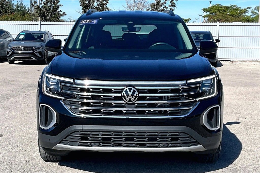 Certified 2025 Volkswagen Atlas SE w/ Black Wheel Package image 10