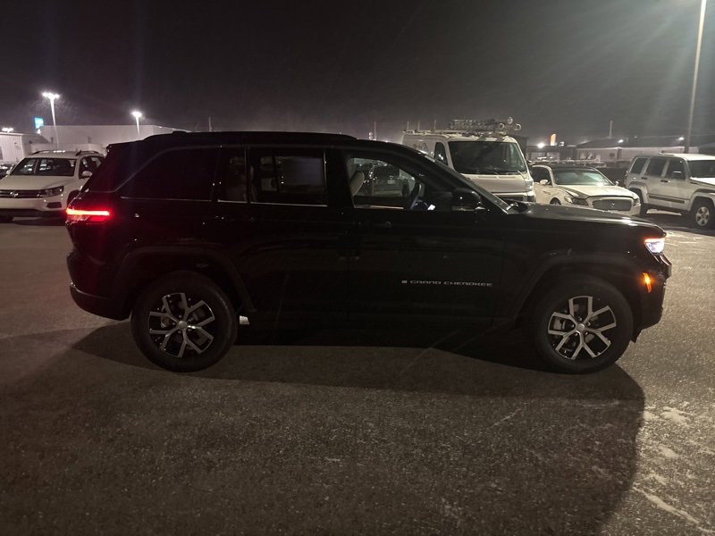 New 2025 Jeep Grand Cherokee Limited w/ Luxury Tech Group II image 2