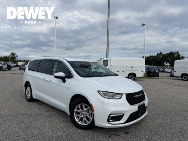 Used 2023 Chrysler Pacifica Touring-L FWD image 1