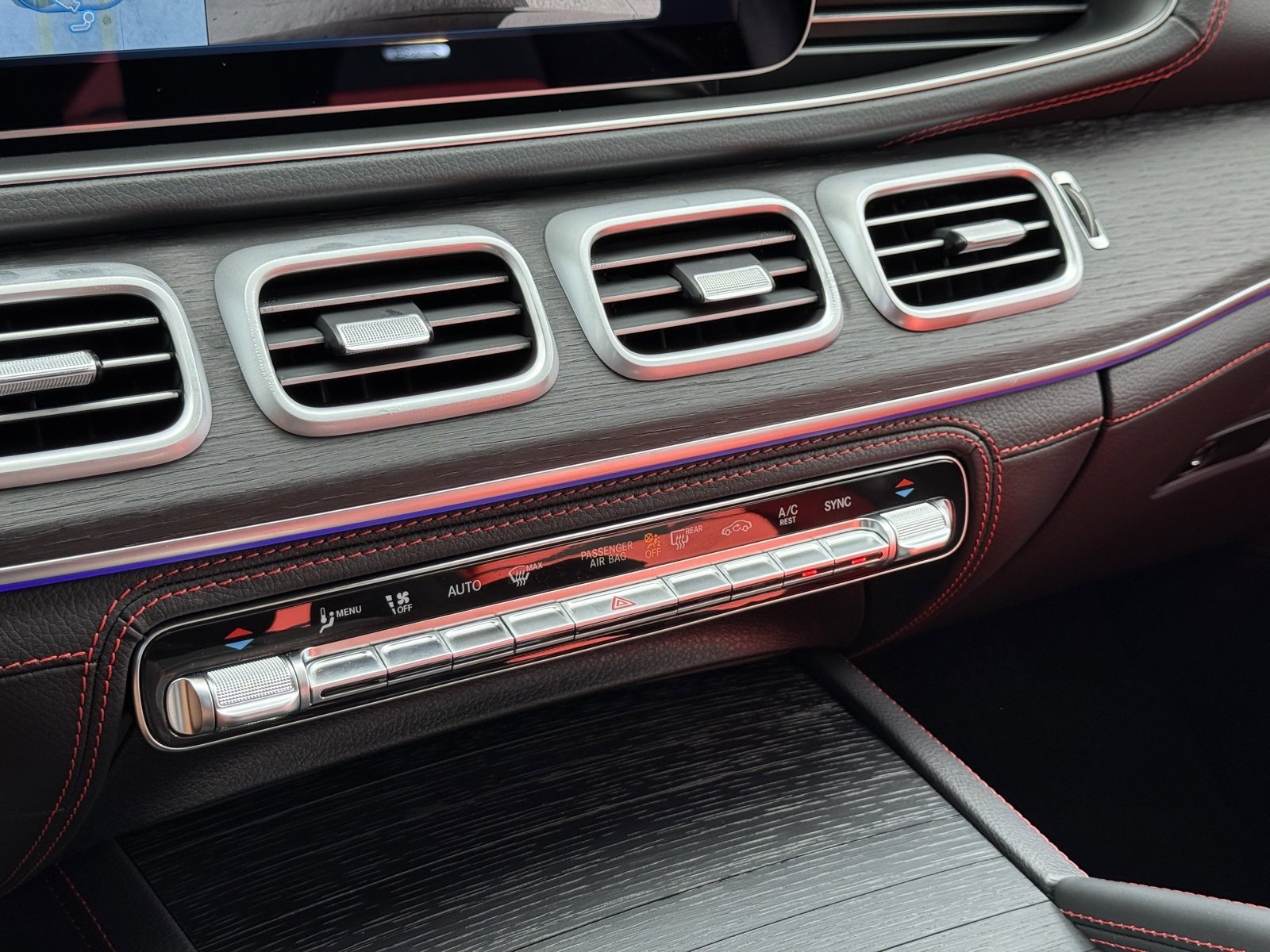 Used 2025 Mercedes-Benz GLE 53 AMG 4MATIC Coupe w/ Driver Assistance Package image 26