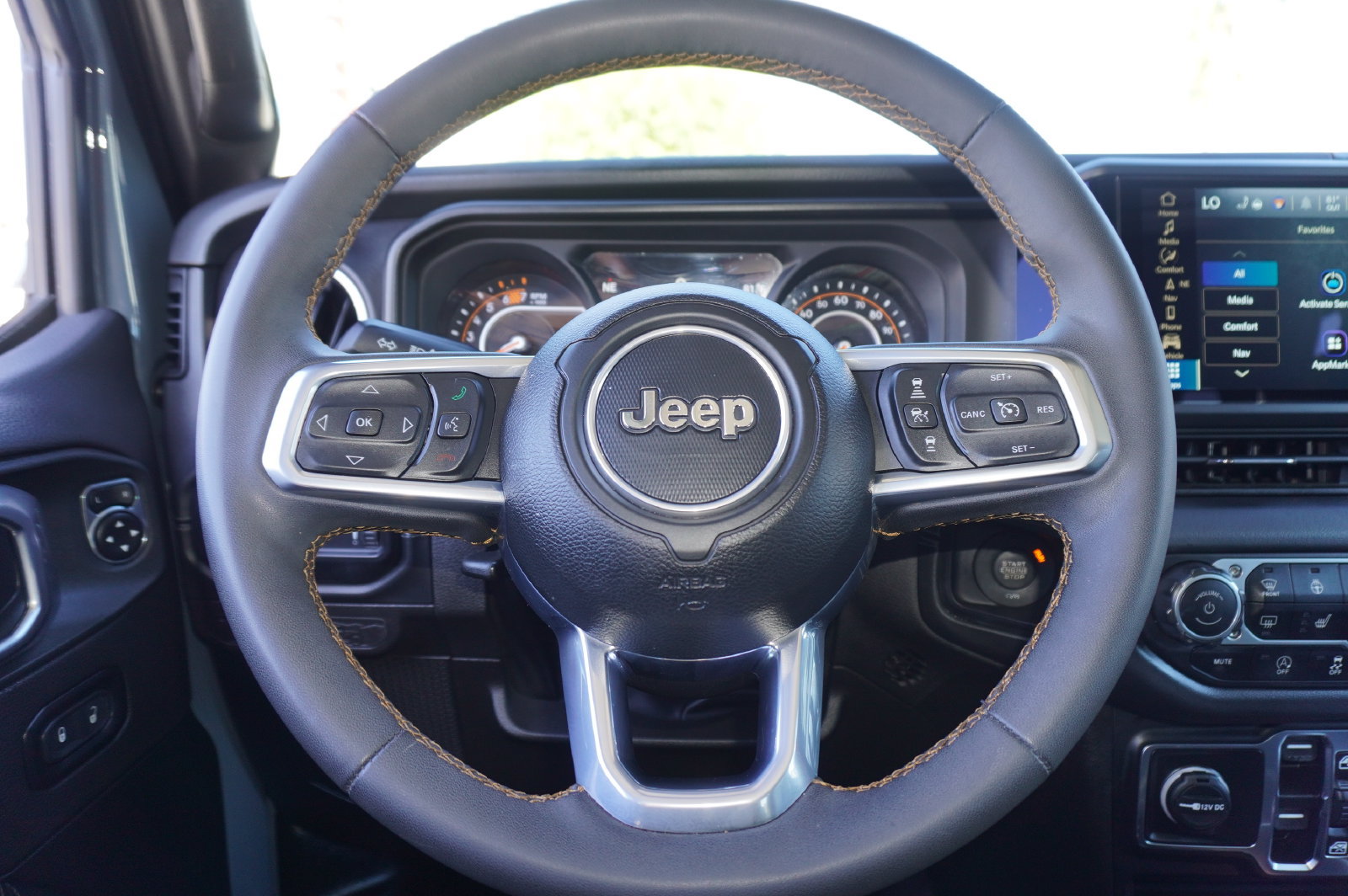 Used 2024 Jeep Wrangler Unlimited Sahara w/ Technology Group AWD/4WD image 19