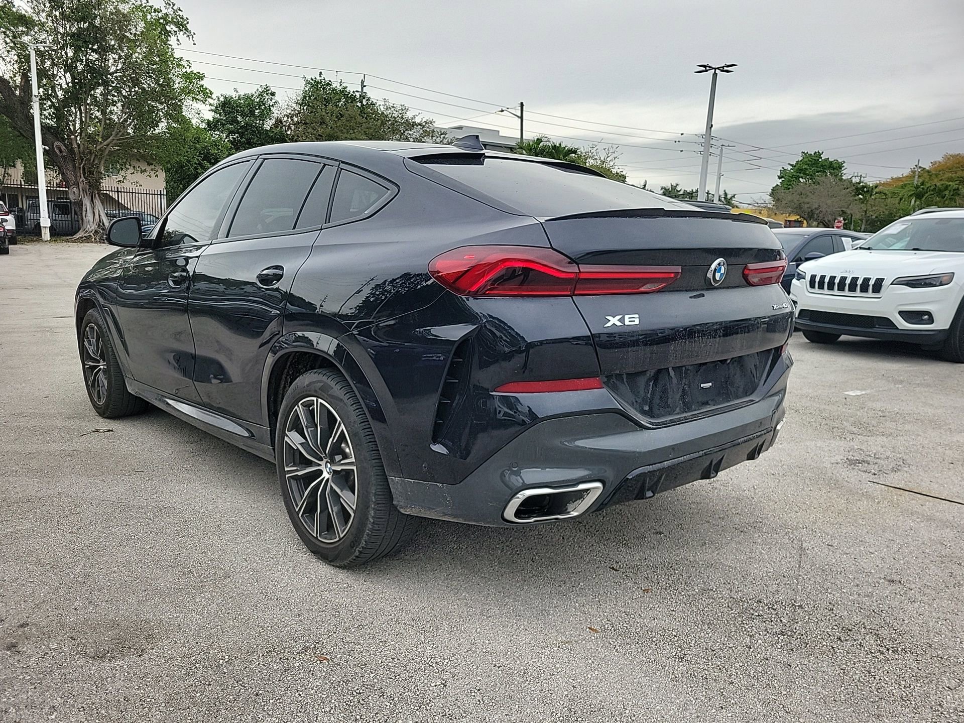 Used 2022 BMW X6 xDrive40i w/ M Sport Package image 16