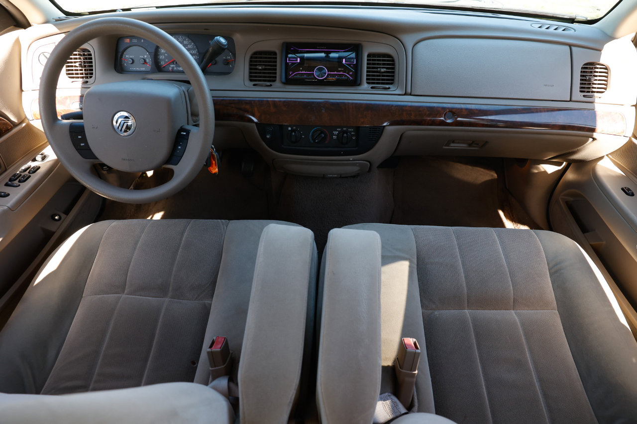 Used 2005 Mercury Grand Marquis GS image 2