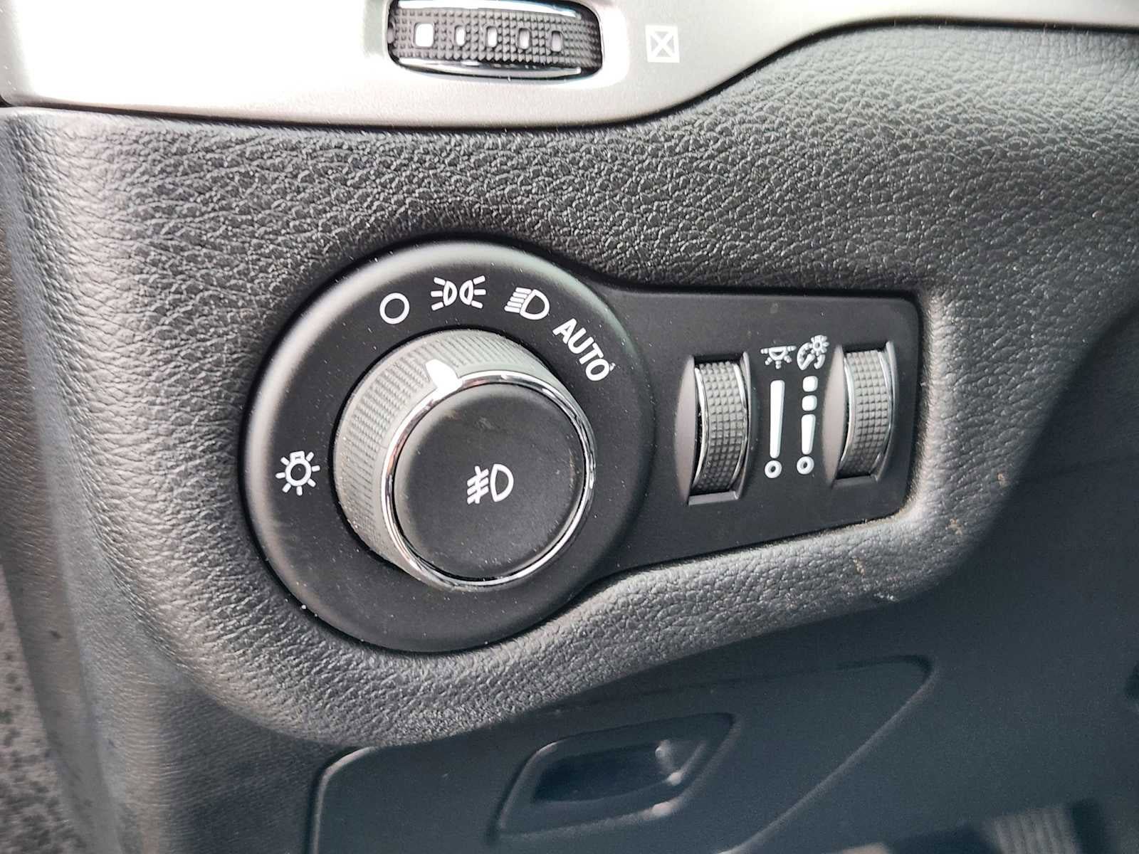 Used 2018 Jeep Cherokee Latitude Plus w/ Cold Weather Group AWD/4WD image 17