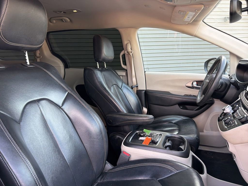 Used 2022 Chrysler Pacifica Touring-L FWD image 10