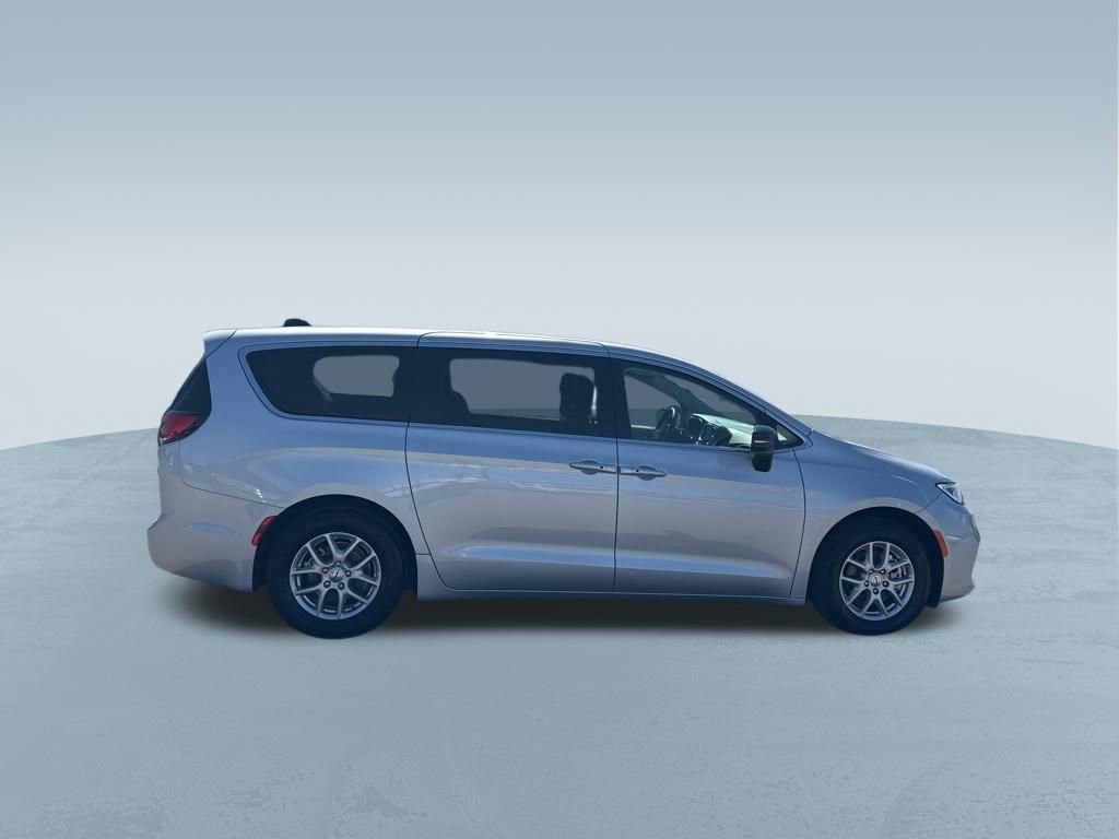 Used 2024 Chrysler Pacifica Touring-L image 9