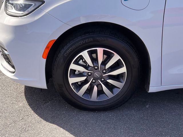Used 2024 Chrysler Pacifica Select image 10
