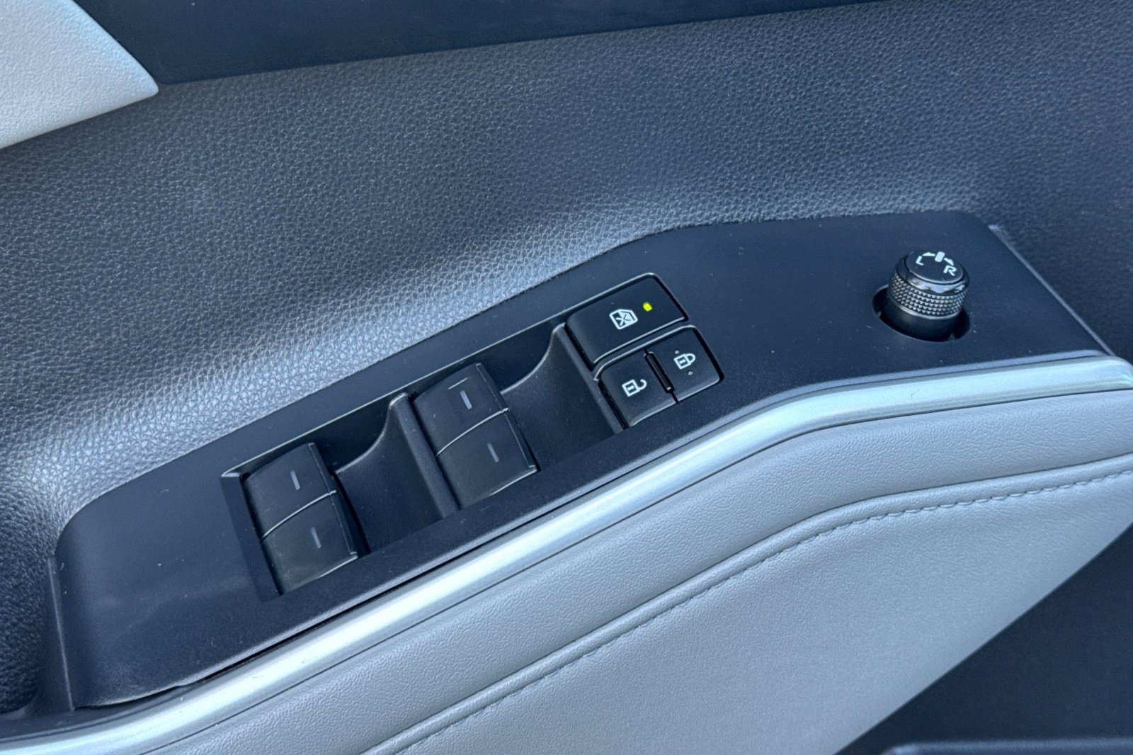 Used 2022 Toyota Highlander XLE AWD/4WD image 14