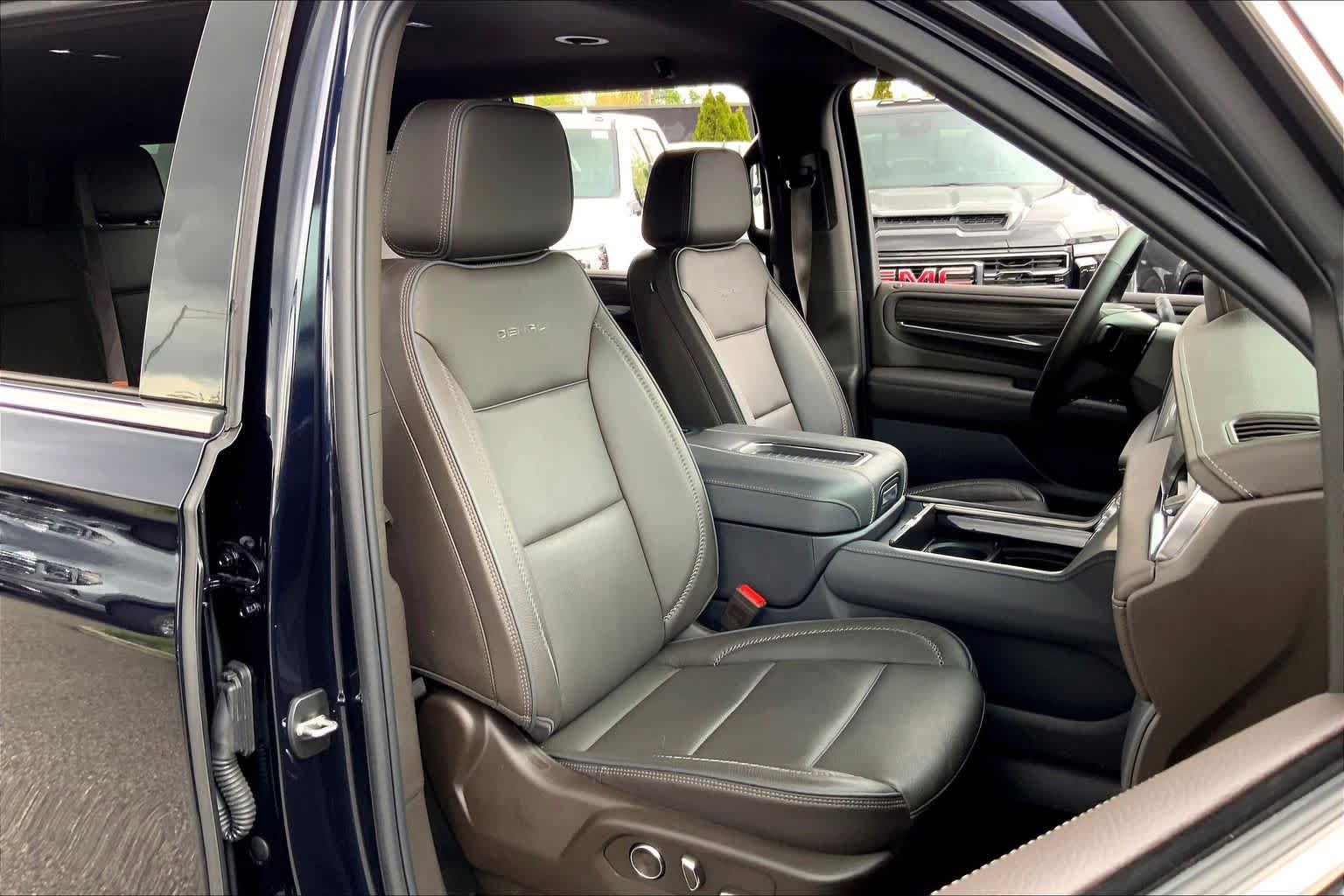 Used 2024 GMC Yukon XL Denali AWD/4WD image 8