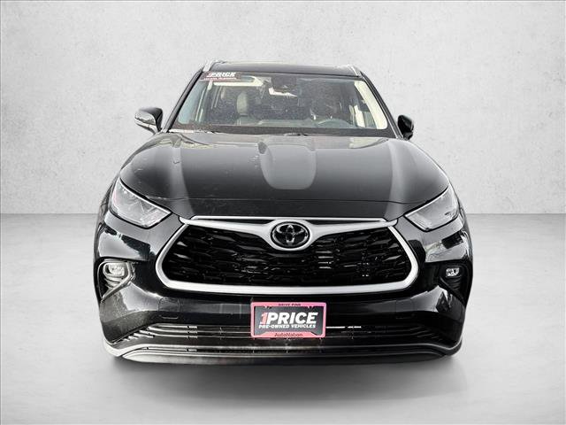 Used 2024 Toyota Highlander XLE image 2