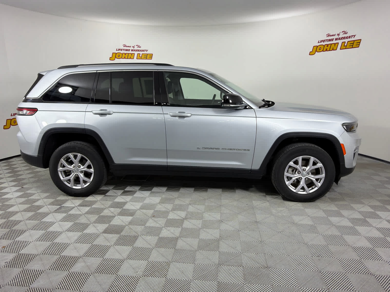 Used 2022 Jeep Grand Cherokee Limited AWD/4WD image 7