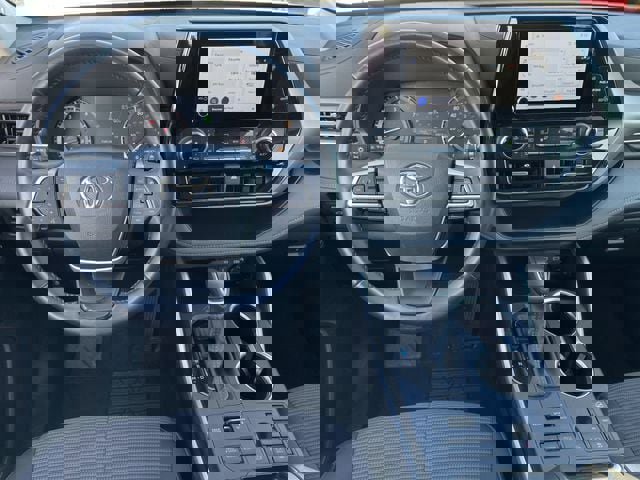 Used 2024 Toyota Highlander LE image 11