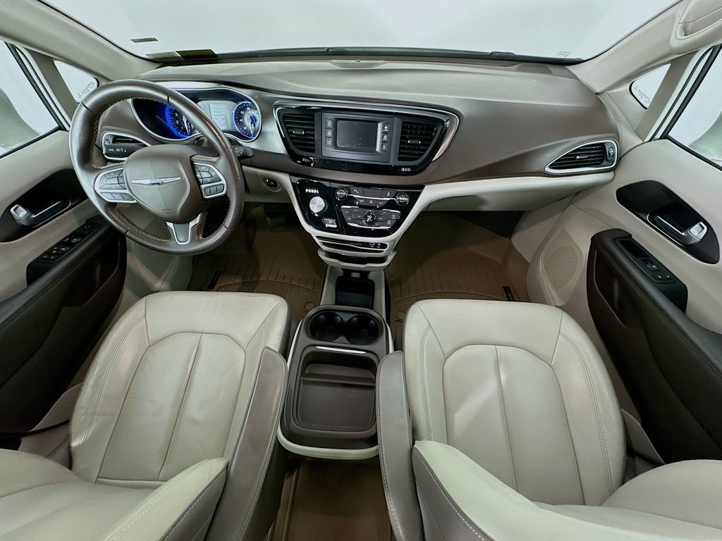 Used 2017 Chrysler Pacifica Touring-L FWD image 10