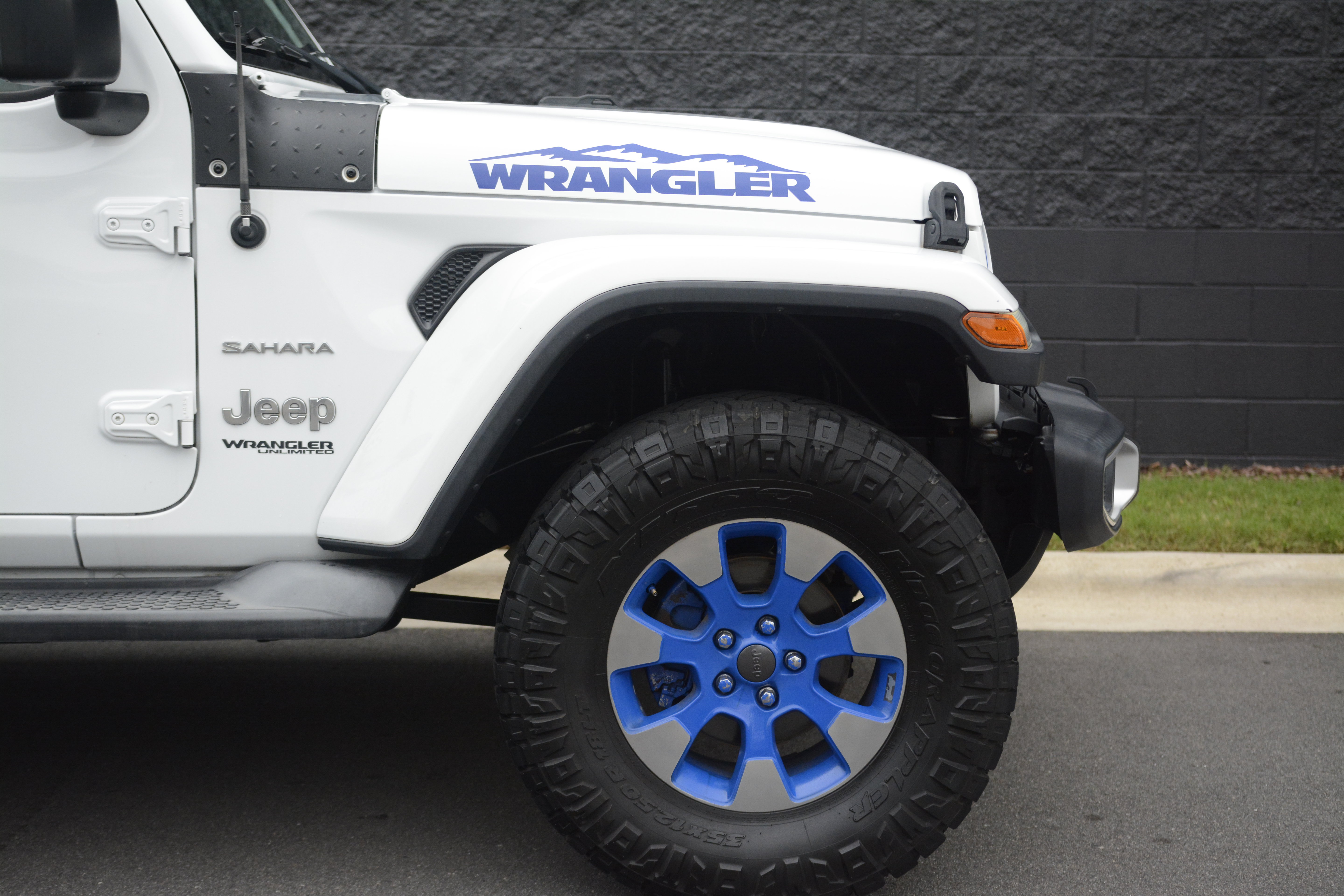 Used 2018 Jeep Wrangler Unlimited Sahara AWD/4WD image 11