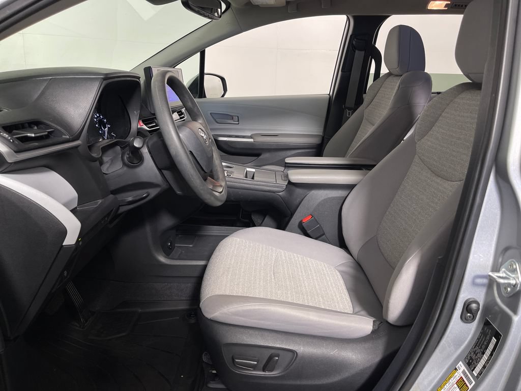 Used 2025 Toyota Sienna LE w/ LE Plus Package FWD image 12