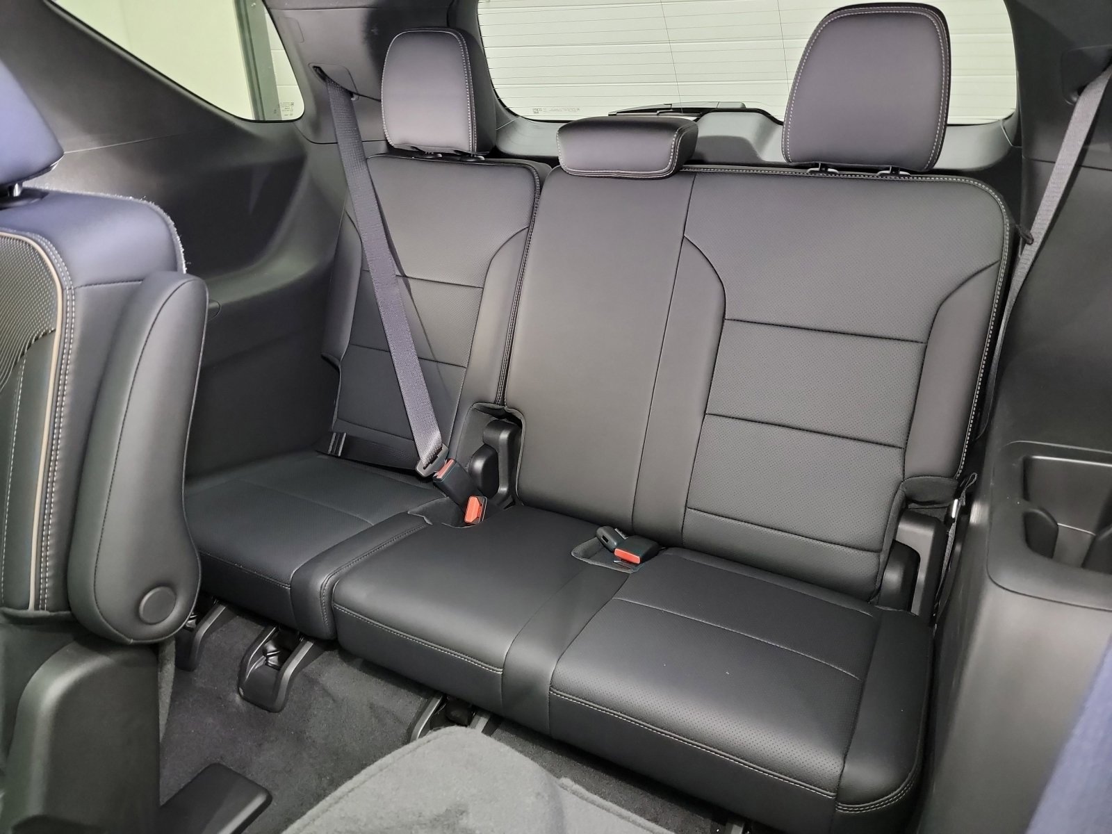 Used 2025 Chevrolet Traverse High Country image 34