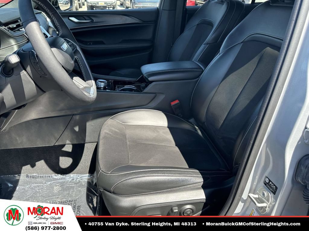 Used 2023 Jeep Grand Cherokee Altitude AWD/4WD image 17