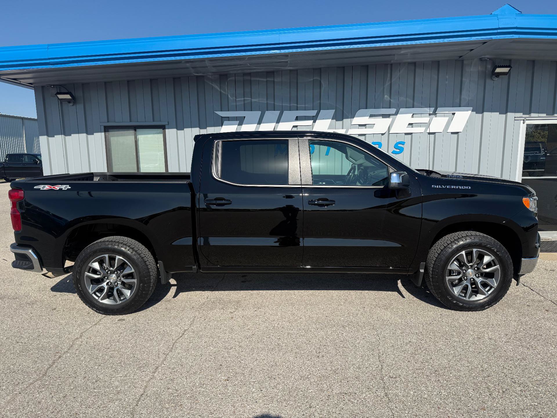 Used 2024 Chevrolet Silverado 1500 LT AWD/4WD image 5