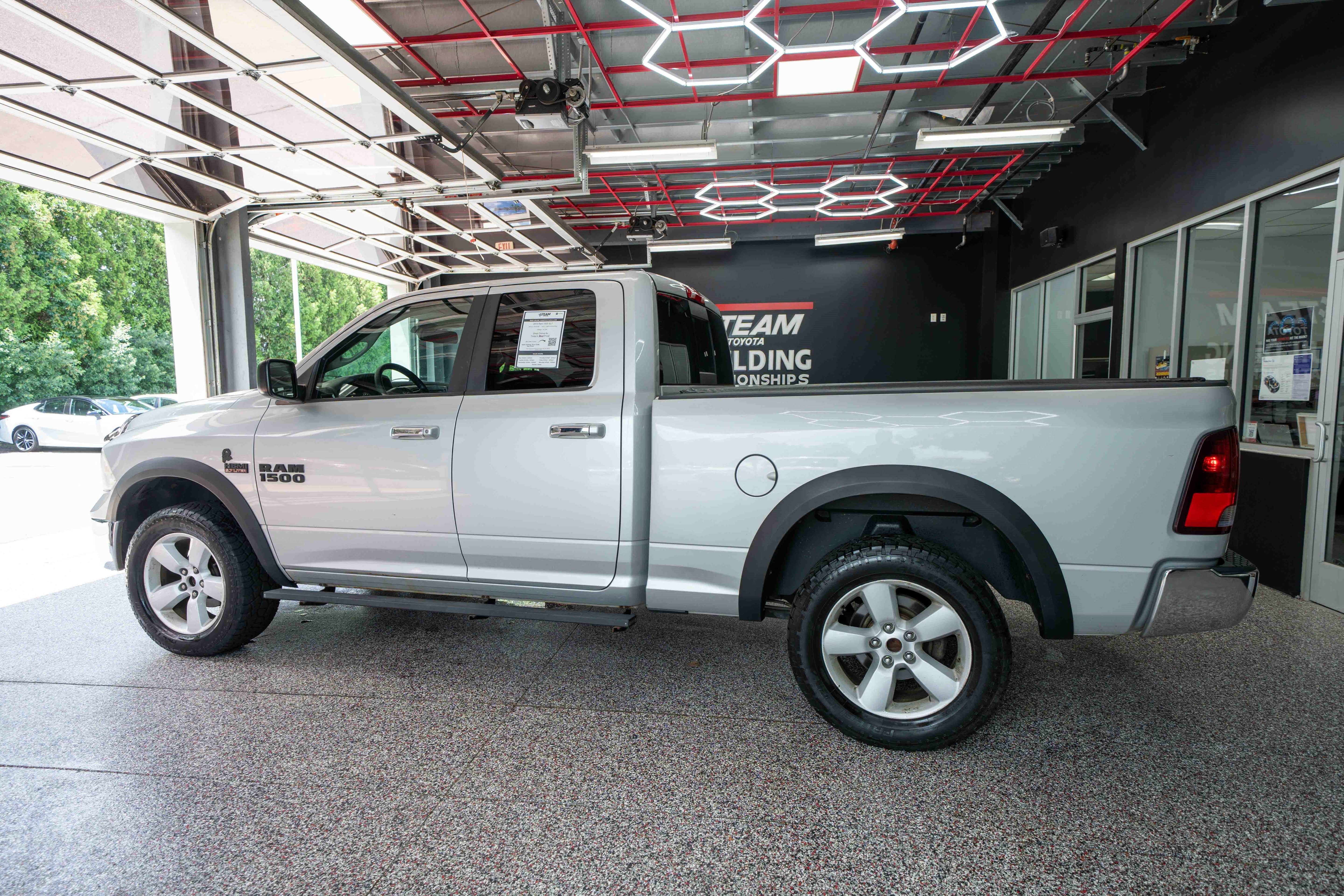 Used 2014 RAM 1500 Classic SLT AWD/4WD image 2