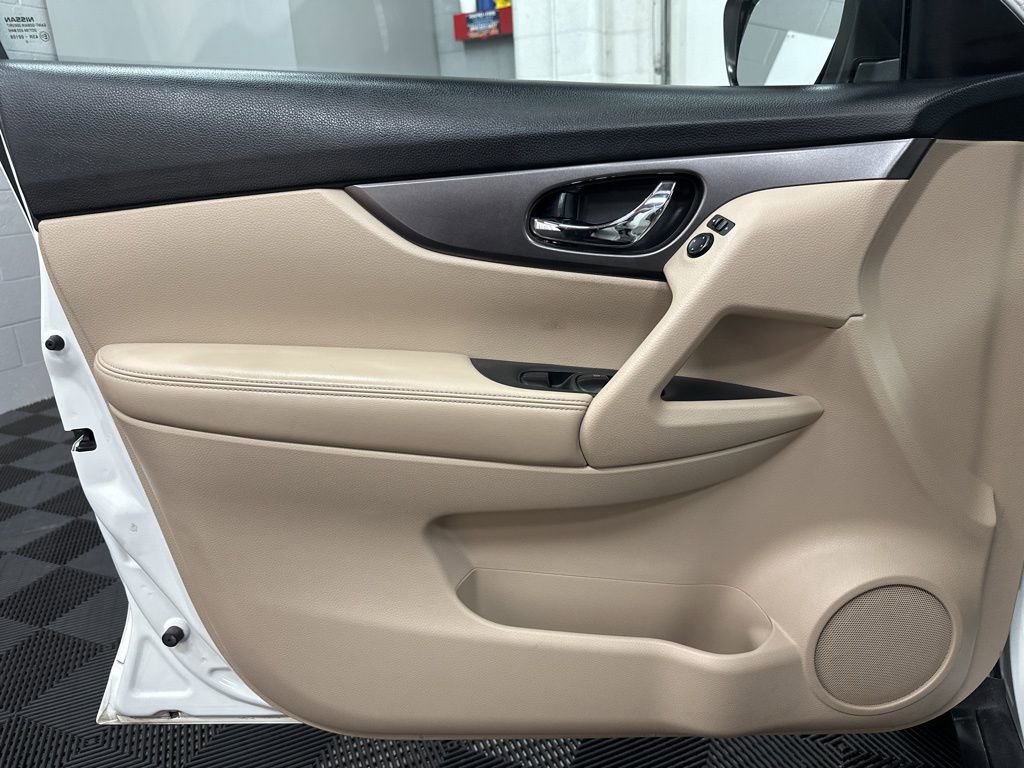 Used 2016 Nissan Rogue SV image 17