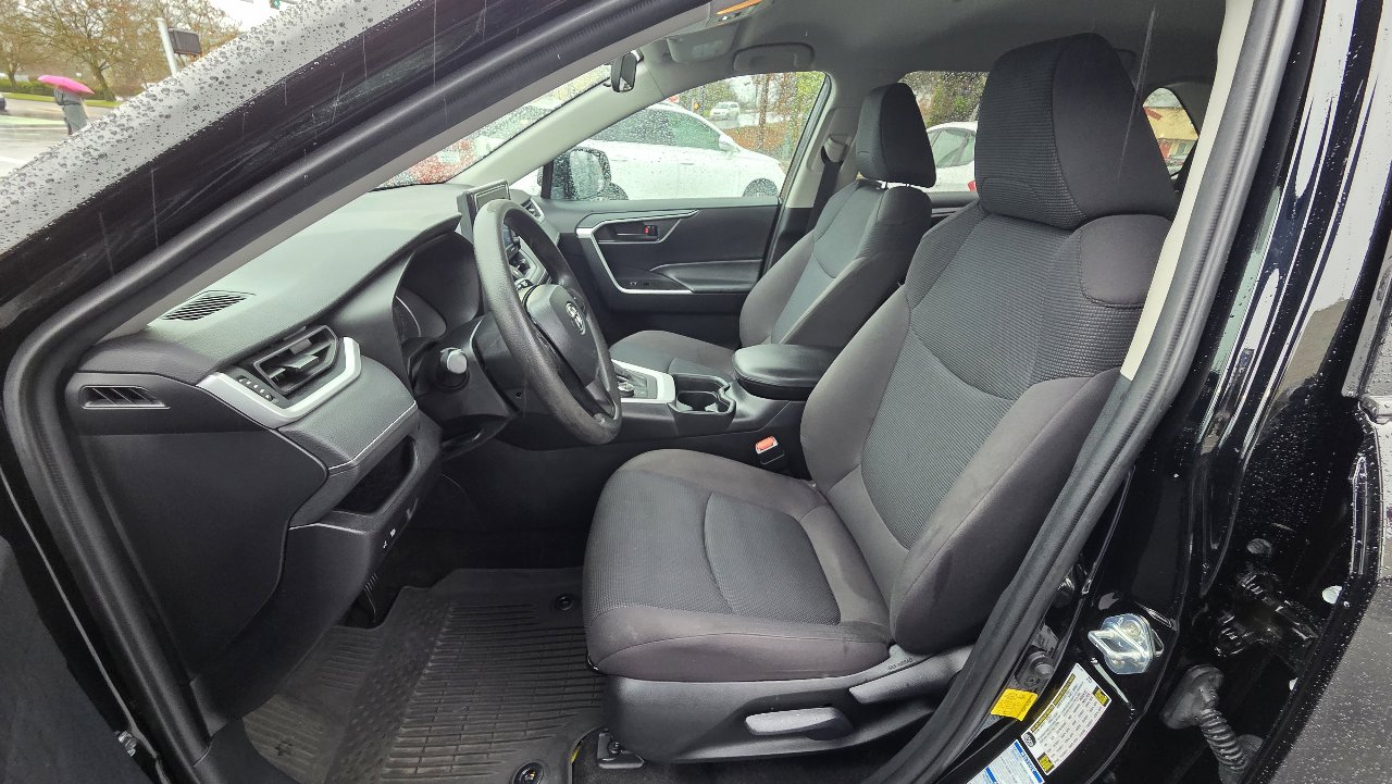 Used 2021 Toyota RAV4 LE image 12