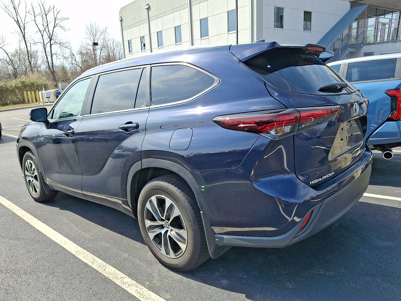 Certified 2025 Toyota Highlander XLE image 3