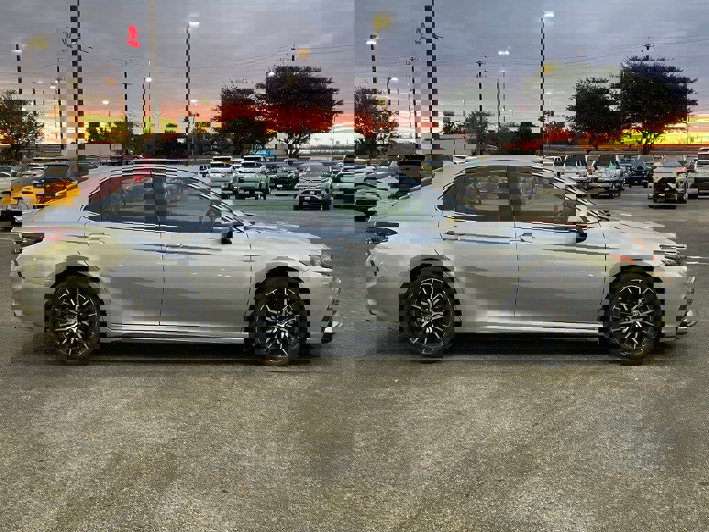 Used 2023 Toyota Camry SE image 4