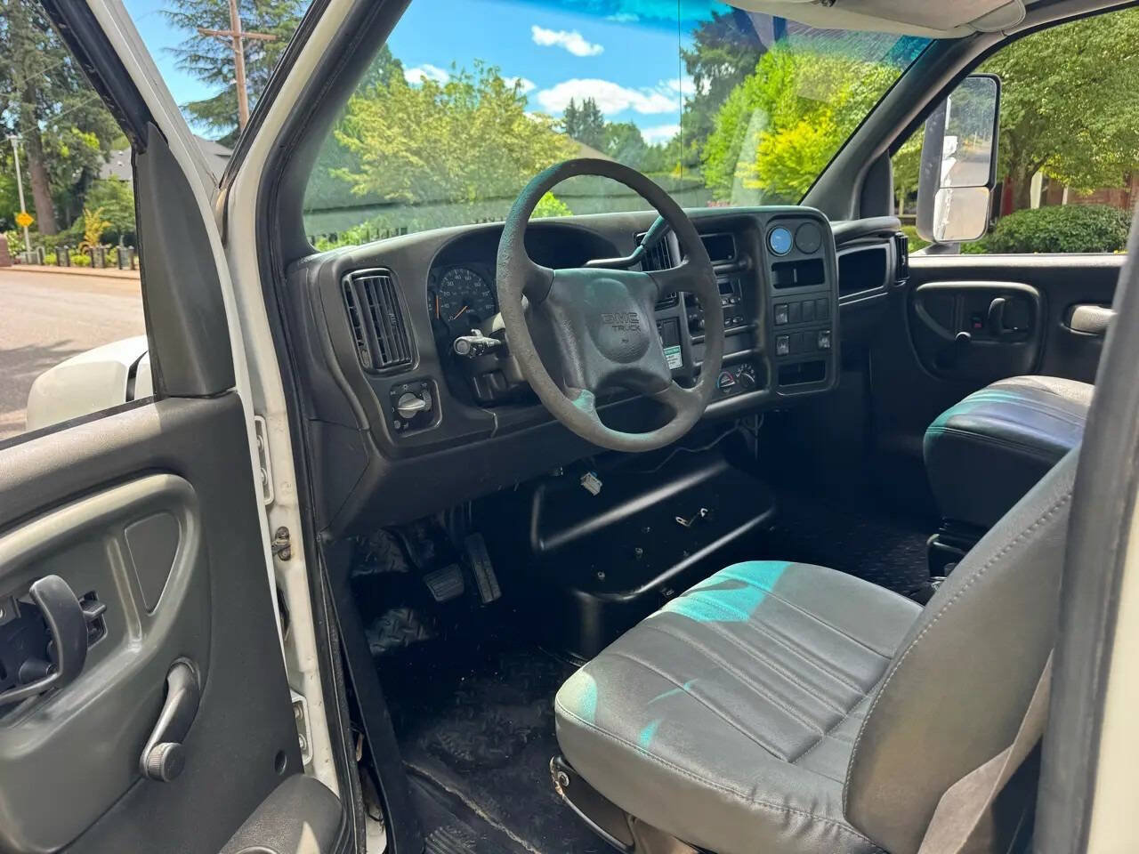 Used 2005 GMC TopKick C4500 2WD Regular Cab image 12
