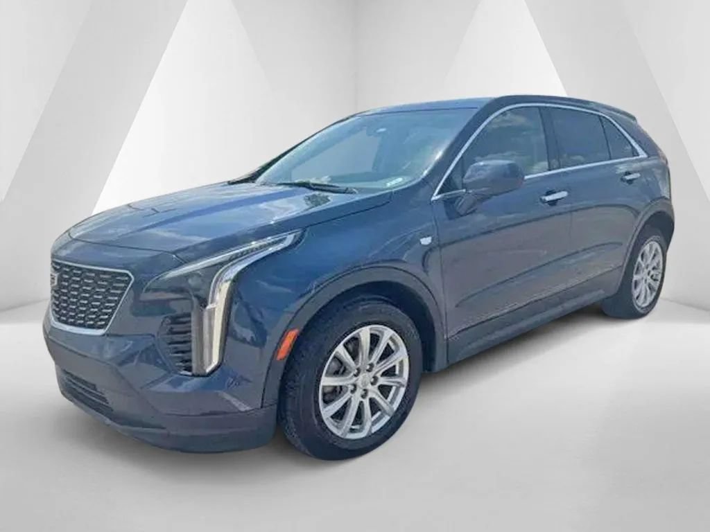Used 2022 Cadillac XT4 Luxury w/ Cold Weather Package FWD image 3
