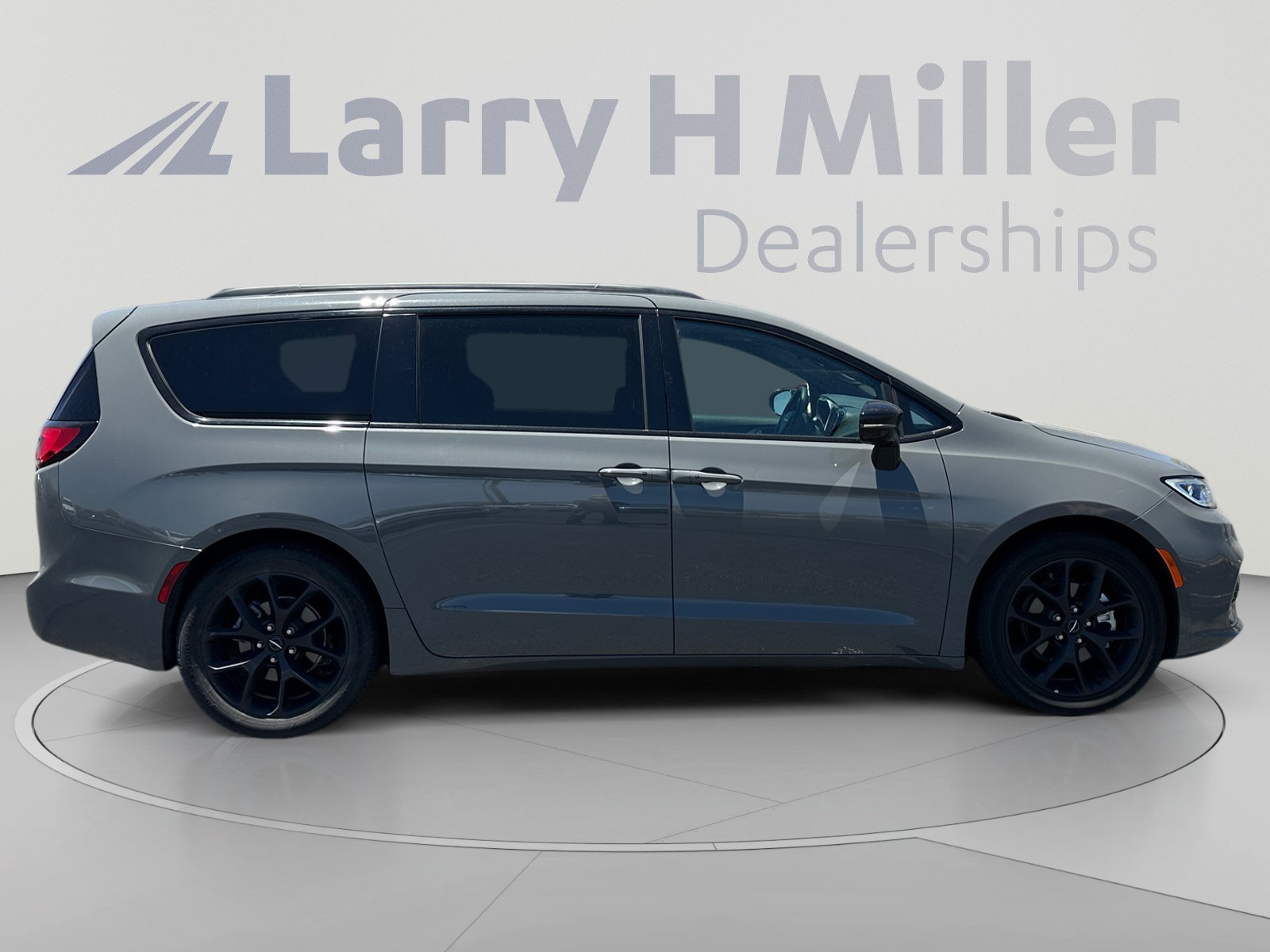 Used 2025 Chrysler Pacifica Limited FWD image 6