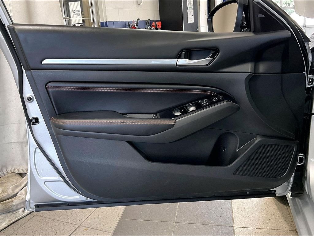 Used 2023 Nissan Altima 2.5 SR FWD image 9