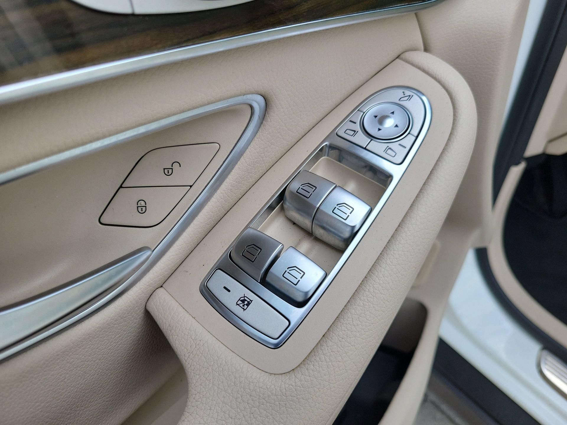 Used 2021 Mercedes-Benz GLC 300 w/ Premium Package image 25