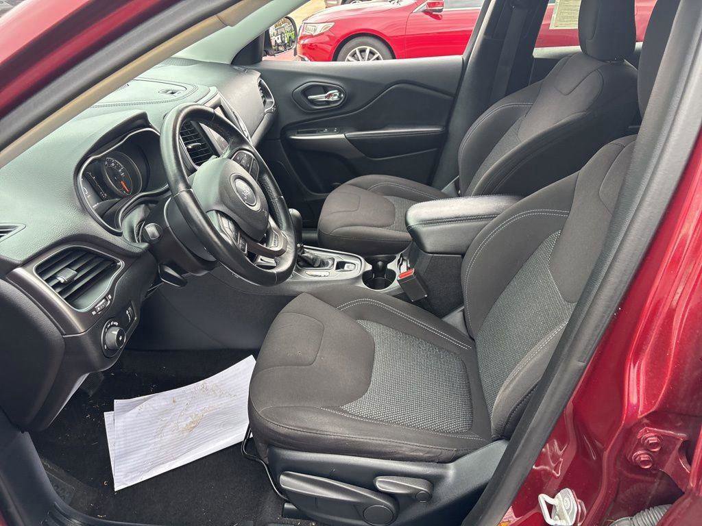 Used 2019 Jeep Cherokee Latitude w/ Cold Weather Group FWD image 10