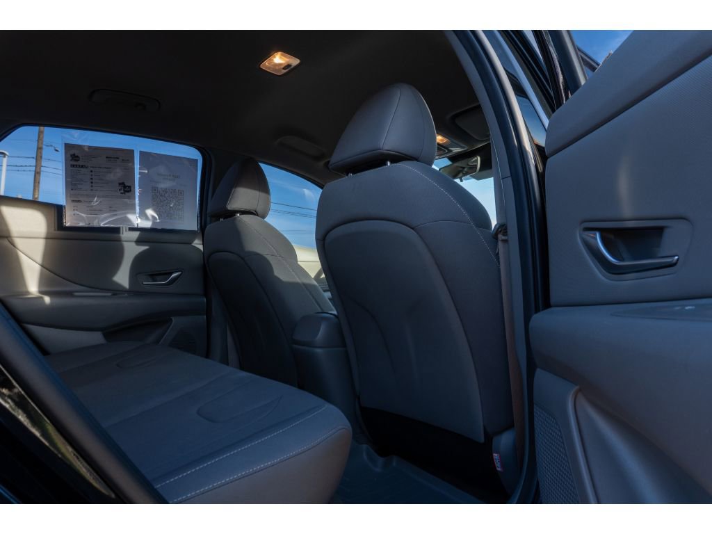 Used 2023 Hyundai Elantra SEL w/ Convenience Package image 15