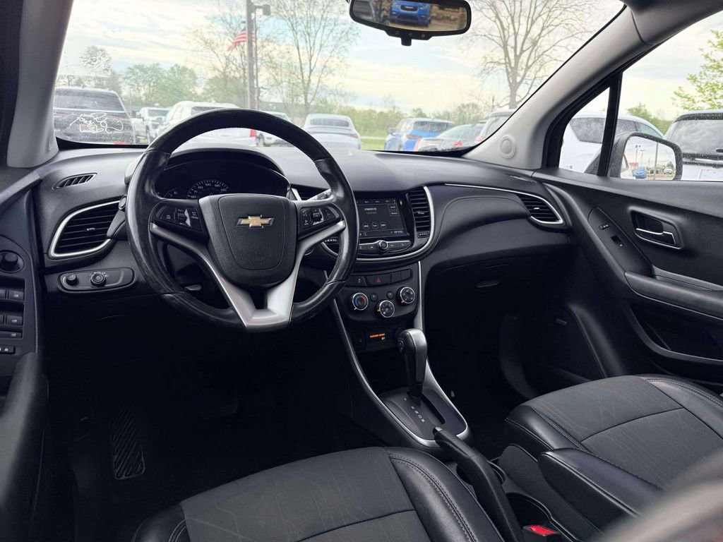 Used 2019 Chevrolet Trax LT w/ Sun & Sound Package FWD image 3