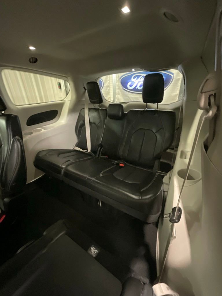 Used 2024 Chrysler Pacifica Touring-L image 12