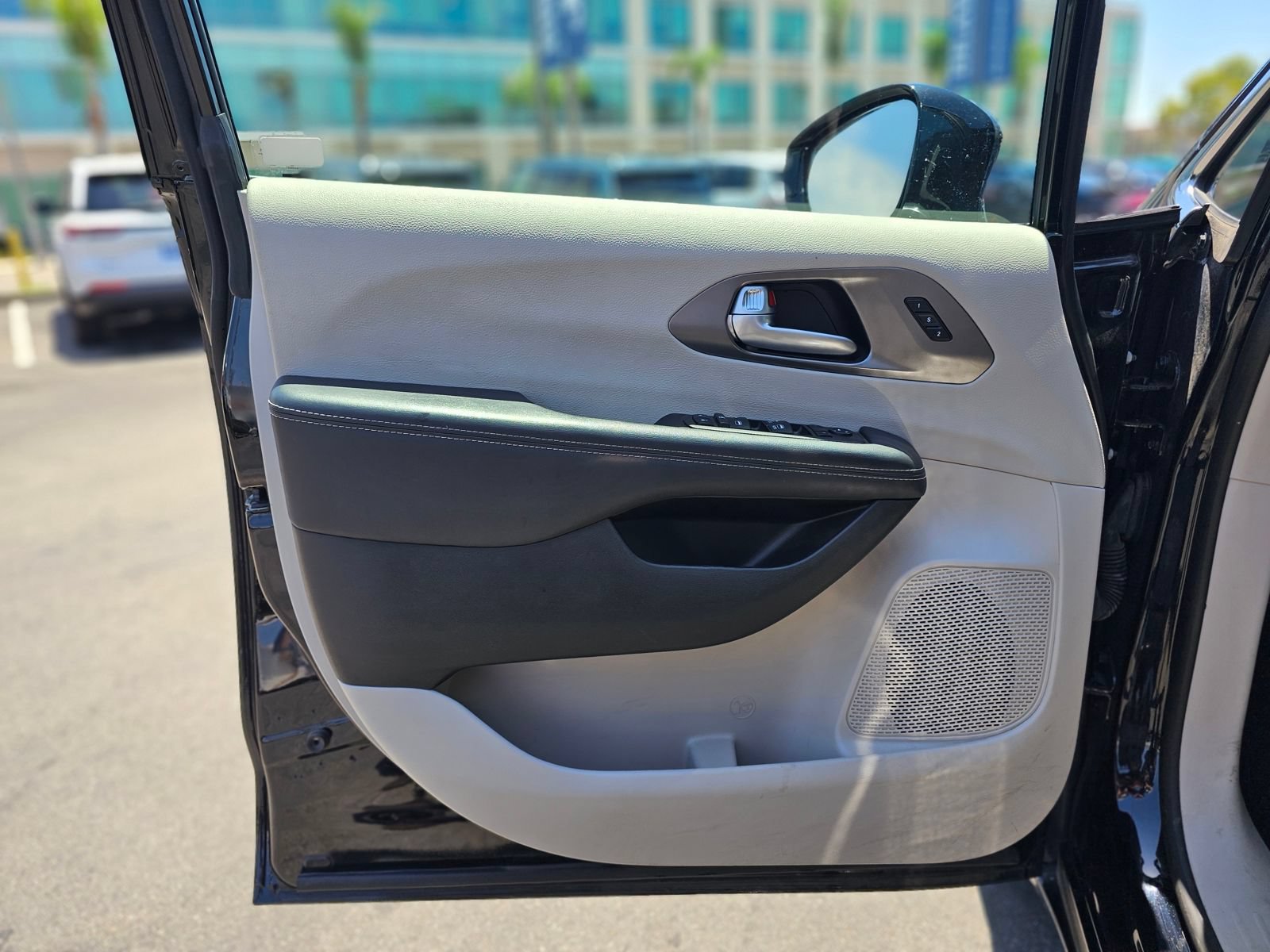 Used 2024 Chrysler Pacifica Touring-L FWD image 21