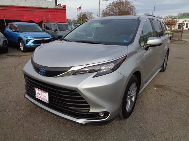 Used 2025 Toyota Sienna XLE w/ XLE Plus Package image 32
